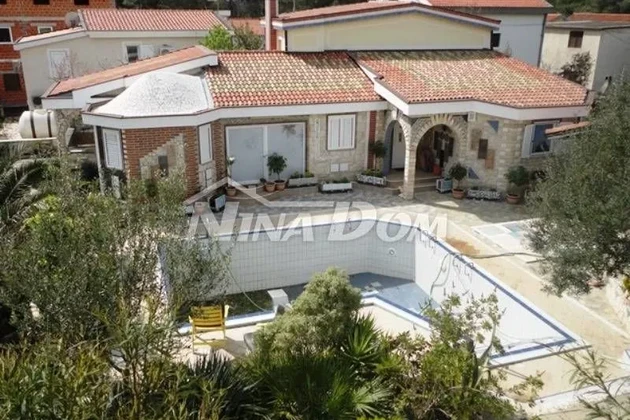 Jižní strana ostrova Vir, rustikální nemovitost s bazénem