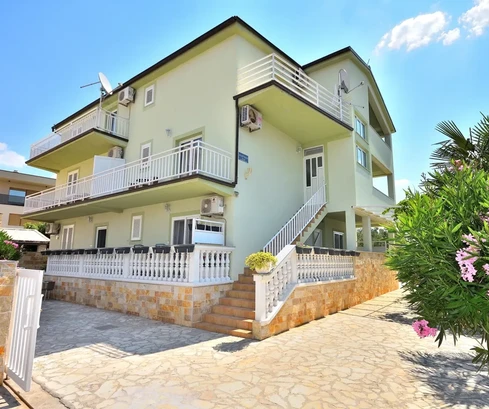 Vodice - príležitosť! Byt na celom poschodí rozdelený na 3 byty