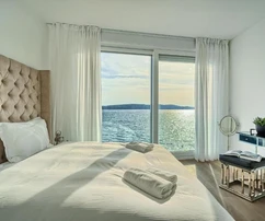 Luxusvilla eladó közvetlenül a tengerparton, Čiovo szigetén Horvátországban