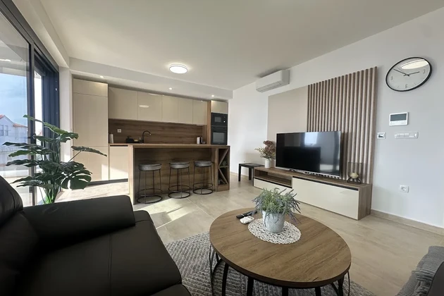 Appartement de luxe avec terrasse sur le toit à 50 m de la mer et vue panoramique sur Zadar et l'archipel