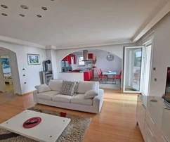 APARTAMENTO ATRACTIVO CON VISTA AL MAR Y JARDÍN, EN UNA ZONA TRANQUILA, A 250 M DE LA PLAYA.