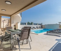 Medulin - Residencia multifamiliar con piscina y apartamentos renovados