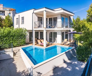 Istrie, Premantura, villa moderne avec piscine dans un excellent emplacement à 500 m de la mer