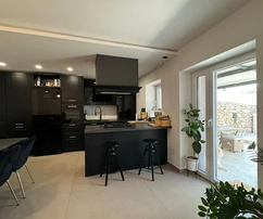 Rijeka, Kostrena, casa renovada, apartamento dúplex de cuatro habitaciones, garaje, local comercial