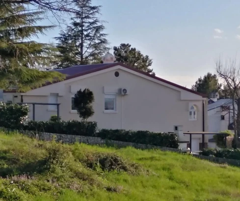 Dvojna kuća na prodaju s okućnicom u Njivicama