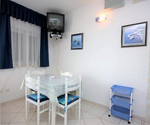 Condominio fronte mare di Rogoznica con giardino lussureggiante