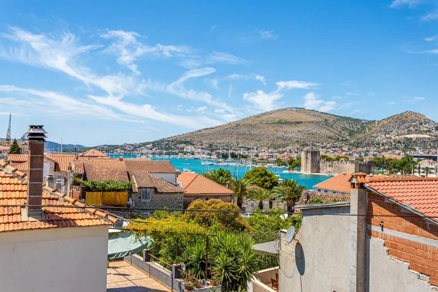Freistehendes Haus mit Meerblick in Trogir zu verkaufen in Kroatien