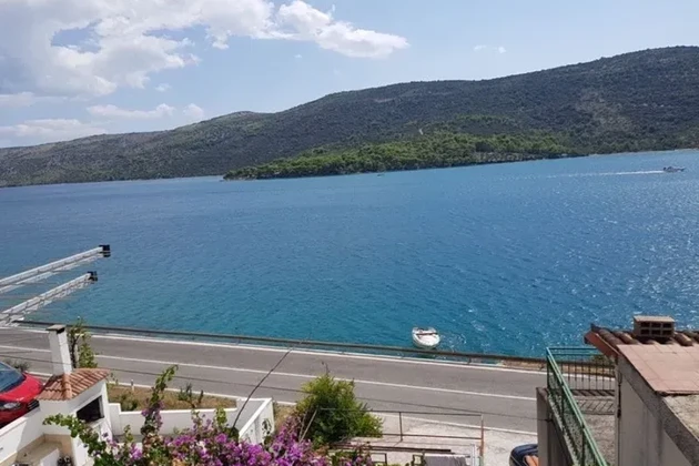 Marina, Poljica, ikerház 160 m2, garázs, közvetlenül a tengerparton