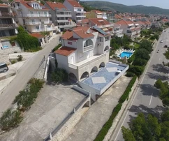 Seget, palazzina di appartamenti 608 m2, in ottima posizione vicino al mare, vista mare
