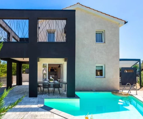 Krk, Dobrinj, modernes Doppelhaus mit Pool und Sauna, 107 m², Garten 315 m²