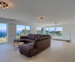 Villa en venta con piscina y vista al mar en Raša, Croacia