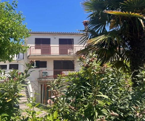 CASA FAMILIAR ADOSADA CON JARDÍN Y EDIFICIO AUXILIAR, ¡A 1000 M DEL MAR!