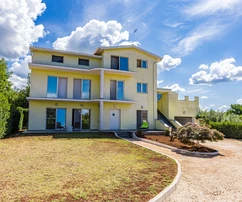 Umag, Istria: Spacious Three-Level House with 4 Flats