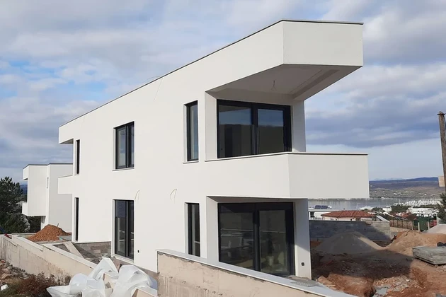 NOVÝ ATRAKTÍVNY MEZONETOVÝ BYT S VÝHĽADOM NA MORE, NA TICHOM MIESTE!