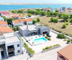 Krásně zrekonstruovaná přízemní vila s garáží a bazénem na velkém pozemku