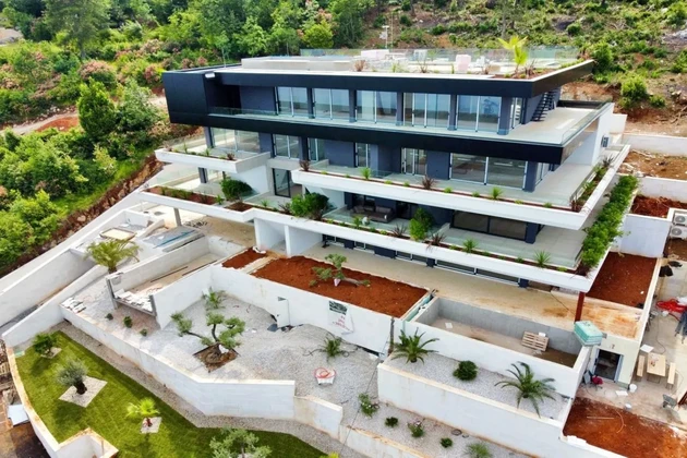 NOVÝ EXKLUZIVNÍ APARTMÁN S BAZÉNEM A UPRAVENOU ZAHRADOU, 300 M OD MOŘE!