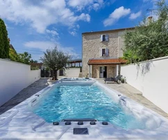 Istrien, Poreč – Renoviertes Steinhaus mit Jacuzzi zu verkaufen