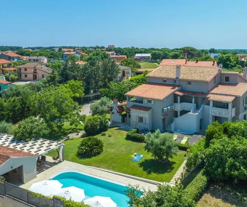 Villa for sale in Ližnjan with a pool and garden in Croatia