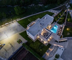 Vila s bazénom a priestrannými terasami na predaj v Trilji v Chorvátsku