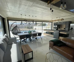 EXCLUSIVA VILLA DE DISEÑO CON PISCINA, EN UBICACIÓN TRANQUILA!