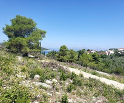 Prostorný stavební pozemek na ostrově Šolta v blízkosti moře na prodej