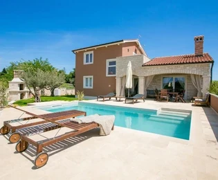 Villa with pool, New building, quiet location, Porec area.