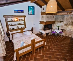 Apartmánový dům na prodej na ostrově Hvar přímo u moře v Chorvatsku