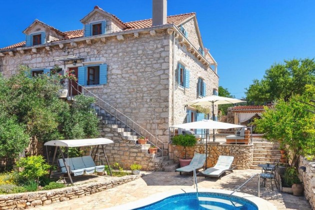 Odnowiona willa z XIX wieku z widokiem na morze na wyspie Brač
