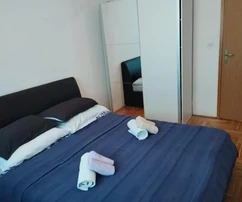 Trogir, berendezett 2 szobás lakás 76m² tengerre néző kilátással, 120m-re a strandtól!