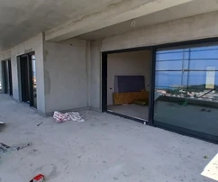 Appartamento con tre camere da letto e piscina in vendita a Makarska in Croazia
