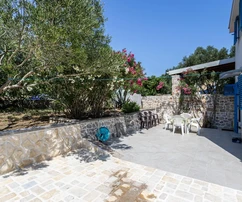 Dwupiętrowy kamienny dom położony w pierwszej linii brzegowej na sprzedaż w Chorwacji