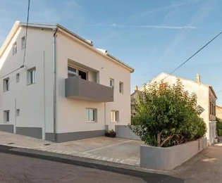 Wyspa Ugljan, Preko, piękny dom z trzema apartamentami i widokiem na morze