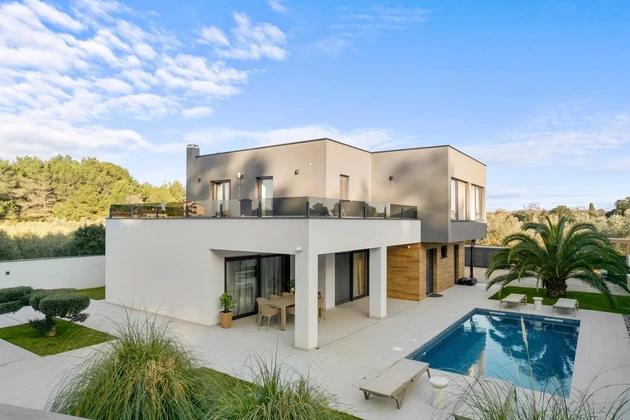 Pula, Veli Vrh, villa moderne indépendante avec piscine chauffée, salle de sport, cave, garage