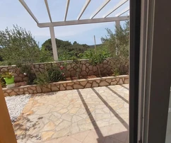 Isola di Lussino, casa con quattro appartamenti, 220 m², in una posizione tranquilla vicino al mare