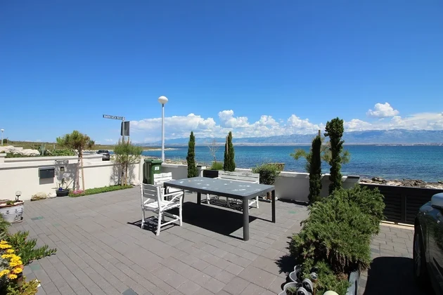 1. linia brzegowa, z widokiem na morze i Velebit