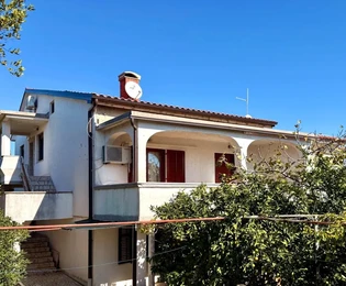 DVOJDOM S TROMI APARTMÁNMI, NA ATRAKTÍVNOM MIESTE, 350 M OD PLÁŽE!