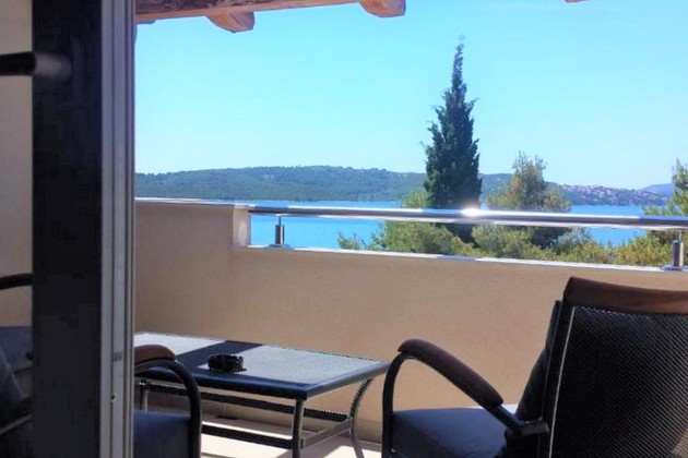 Ciovo Apartment Villa with Pool and Beach Access