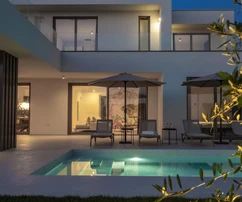 Rovinj, villa exclusiva con piscina y vistas panorámicas al mar