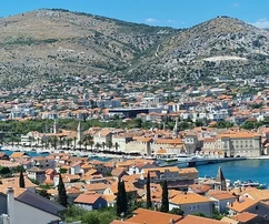 Trogir, luxusná vila 312 m2, s bazénom, garážou a upravenou záhradou