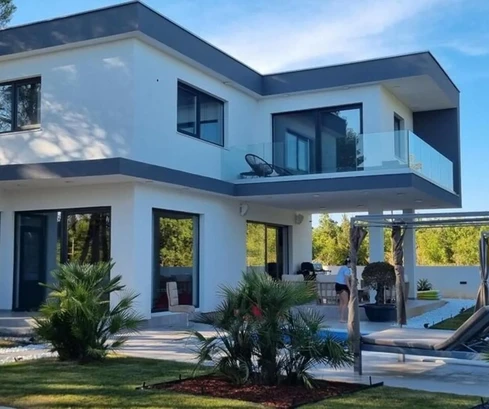 Moderní vila s bazénem na prodej ve Svetvinčenatu v Chorvatsku