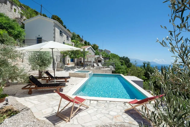 Villa de piedra con piscina en venta en Omiš, Croacia
