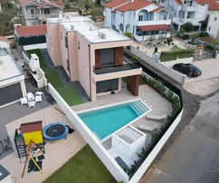Elegáns luxusvilla medencével, kerttel és prémium felszereltséggel – Vodice
