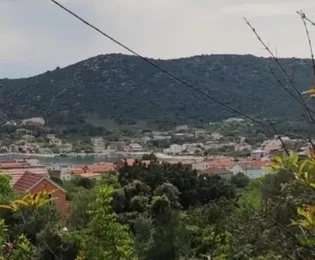 Vinišće, građevinsko zemljište 1045 m2 udaljeno 600 m od mora i plaže