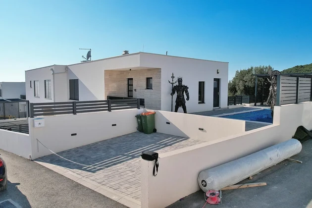 Vodice - Casa bifamiliare arredata con piscina e vista mare