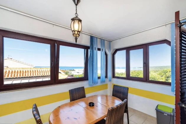 Tengerre néző, apartmanokkal rendelkező villa eladó Horvátországban