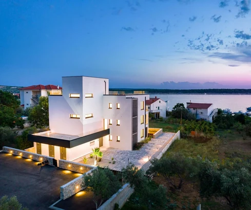 Moderno apartamento de tres dormitorios en venta con jardín y vistas al mar en Rab, Croacia