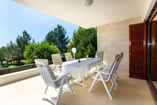 Haus mit drei Wohnungen direkt am Meer auf der Insel Krk zu verkaufen in Kroatien