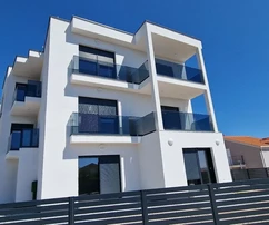 Rogoznica, appartamento duplex con tre camere da letto, 86 m2, vista mare, a 100 m dal mare