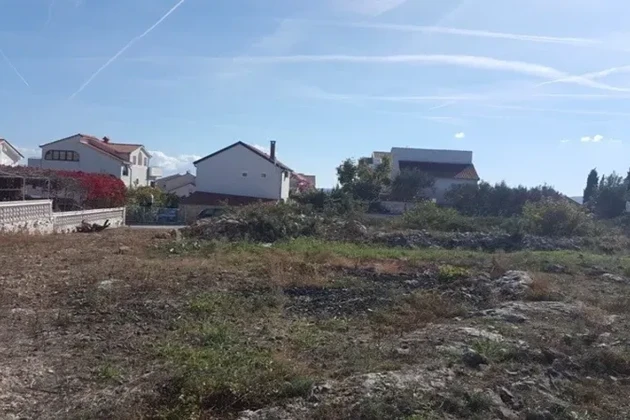 Čiovo, Okrug G., terreno edificabile di 922 m2 proprio accanto alla strada