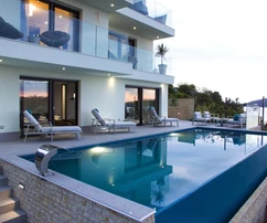 Luxusná vila s bazénom na predaj v Rogoznici v Chorvátsku